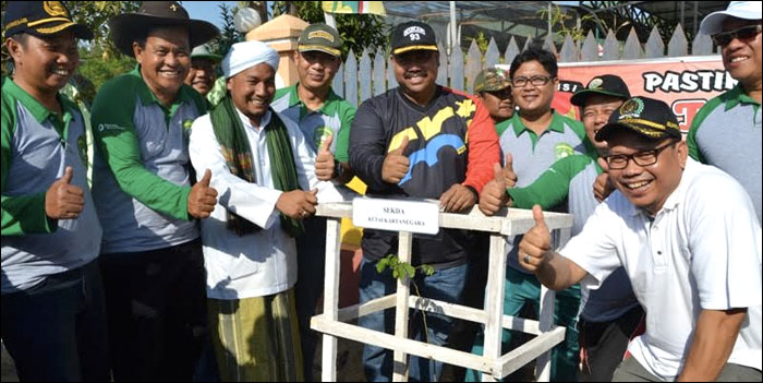 Aksi penghijauan lewat program Handil Green di Muara Jawa diikuti oleh Sekkab Kukar Edi Damansyah beserta pejabat Muspika Muara Jawa