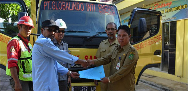 Direktur Operasional PT GIE Syaifun Nadhar R menyerahkan bantuan truk sampah secara simbolis kepada Camat Muara Jawa Ahmad Junaidi