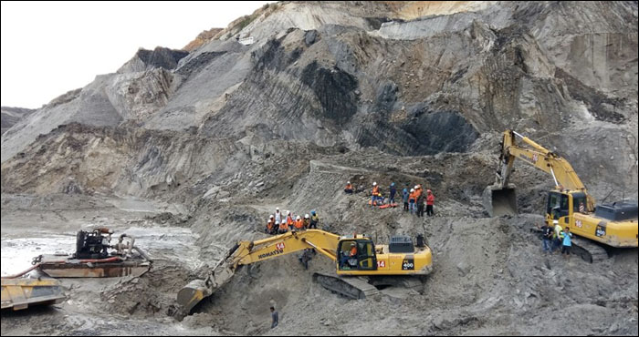 Upaya pencarian Zumran yang tertimbun lumpur masih terus dilakukan pihak perusahaan tambang PT BMSA di Kelurahan Teluk Dalam, Kecamatan Muara Jawa