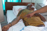 Dengan satu tangan diborgol, Syamsuddin mendapatkan perawatan intensif setelah dihajar massa gara-gara membawa kabur sepeda motor orang  