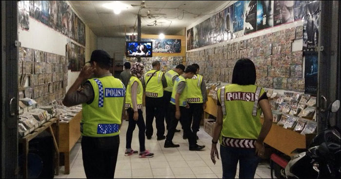 Petugas Polsek Muara Jawa saat mendatangi salah satu toko VCD/DVD di Muara Jawa Ulu