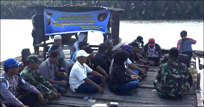 Warga Muara Jawa melakukan pembacaan doa tolak bala di dermaga jetty PT BRE yang menjadi lokasi serangan buaya muara