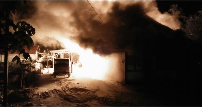 Api berkobar hebat di rumah Hj Barliyah, sementara truk milik Alamsyah tak sempat diselamatkan dan ikut ludes terbakar