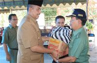 Wabup HM Ghufron Yusuf menyerahkan bantuan korban banjir secara simbolis kepada Camat Muara Kaman, Izhar Noor