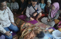 Jasad Budi Irawan saat disemayamkan di rumahnya di desa Bukit Jering