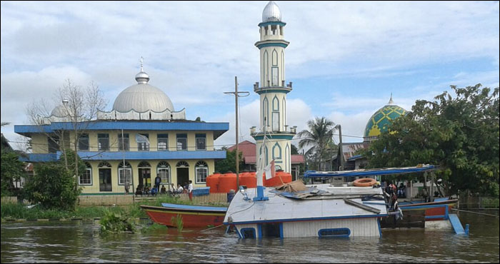 Kapal feri KM Syukur Abadi mengalami kebocoran setelah sandar di dermaga desa Bukit Jering, Kecamatan Muara Kaman, Selasa (28/11) dini hari