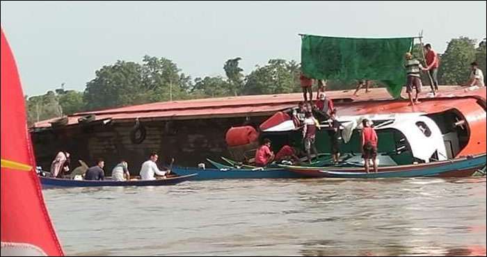 Kondisi kapal LCT Mutiara 77 yang terbalik di perairan desa Kupang Baru, Kecamatan Muara Kaman