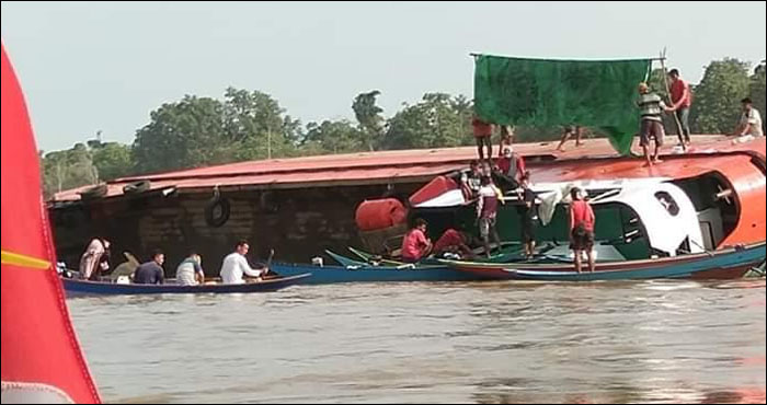 Kondisi kapal LCT Mutiara 77 yang terbalik di perairan desa Kupang Baru, Kecamatan Muara Kaman