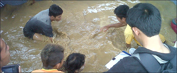 Air kolam sengaja dibuat keruh dalam Lomba Ndanau yang digelar di Muara Kaman dalam rangka merayakan HUT Kemerdekaan RI ke-68, Sabtu (17/08) lalu