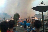 Api masih terus berkobar hingga fajar menyingsing