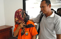 Tersangka JL saat digiring ke ruang tahanan Mapolres Kukar 