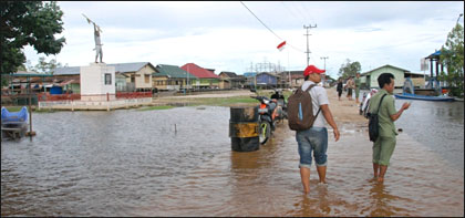 Air luapan sungai Mahakam mulai menggenangi ibukota Kecamatan Muara Kaman