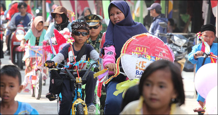 Para pelajar SD di Muara Muntai dengan antusias mengikuti kegiatan Pawai Sepeda Hias dalam rangka Festival Kampong Telihan