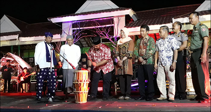 Plt Bupati Kukar Edi Damansyah melakukan pemukulan gendang menandai dimulainya Festival Kampung Telihan di Muara Muntai, Sabtu (25/08) malam