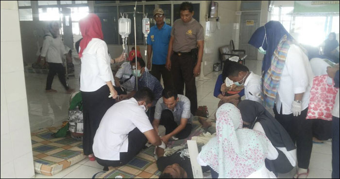 Dokter memeriksa para pasien diduga mengalami keracunan makanan di Puskesmas Muara Muntai