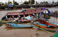 Pemilik kapal bersama warga berupaya mengembalikan kondisi KM Patin Mahakam agar kembali mengapung
