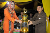 Bupati Rita Widyasari menyerahkan piala bergilir kepada Camat Muara Muntai H Anjar Asmara untuk diperebutkan kembali pada MTQ tahun ini