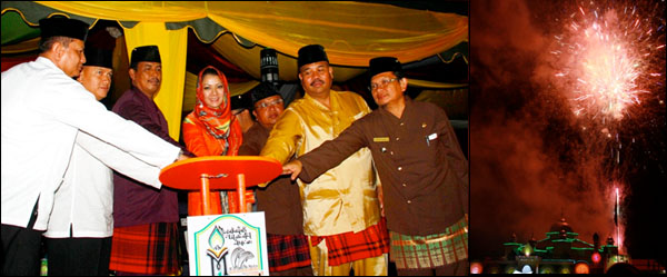 Bupati Rita Widyasari (tengah) bersama pejabat lainnya menekan tombol sirine bersama menandai dibukanya MTQ ke-35 di Muara Muntai. Pembukaan MTQ dimeriahkan pula dengan pesta kembang api 