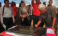 Gubernur Kaltim Awang Faroek menandatangani prasasti peresmian pabrik CPO PT JMS