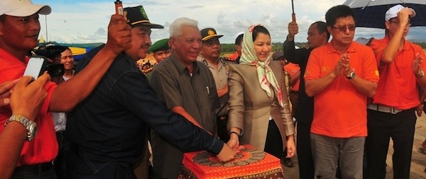 Gubernur Awang Faroek bersama Bupati Rita Widyasari dan Ketua DPRD Awang Yacoub melakukan penekanan tombol bersama menandai diresmikannya pabrik CPO PT JMS di Desa Perian, Muara Muntai