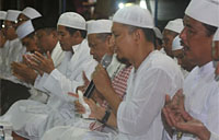 Ustadz Arifin Ilham (kedua dari kanan) saat memimpin doa pada acara Istighosah dan Dzikir Akbar di Muara Muntai