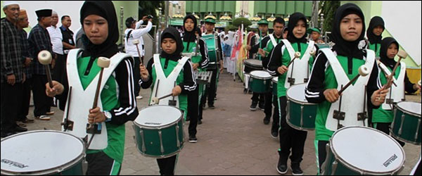 Marching Band PPKP Ribathul Khail mengawali iring-iringan pawai taaruf menyambuta Tahun Baru Hijriah