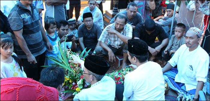 Keluarga dan kerabat berkumpul di pusara Muniarti Jasmi, karyawati Disperindagkop Kukar yang jadi korban pembunuhan saat menumpang mobil tak dikenal dari Samarinda menuju Tenggarong