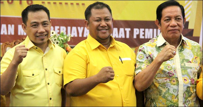 Abdul Rasid (tengah) terpilih secara aklamasi sebagai Ketua Umum DPD Partai Golkar Kukar lewat Musda yang digelar Jum'at (25/11) kemarin di Tenggarong