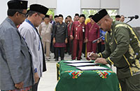 Bupati Kukar Edi Damansyah menandatangani berita acara pelantikan pejabat eselon II, III dan IV