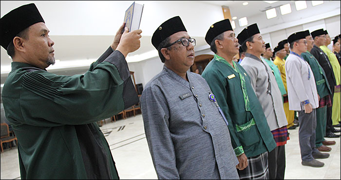 Para pejabat Pemkab Kukar yang baru dilantik saat mengucapkan sumpah jabatan di hadapan Bupati Kukar Edi Damansyah
