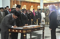 Perwakilan pejabat eselon II, III dan IV menandatangani berita acara pelantikan di hadapan Bupati Rita Widyasari