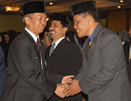 Pj Bupati Sjachruddin menyalami pejabat yang baru dilantik