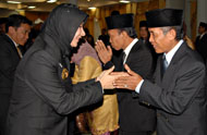 Bupati Rita Widyasari mengucapkan selamat kepada para pejabat yang baru dilantik hari ini