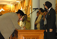 Bupati Kukar Rita Widyasari menyaksikan salah seorang perwakilan pejabat menandatangani berita acara pelantikan dan pengambilan sumpah jabatan