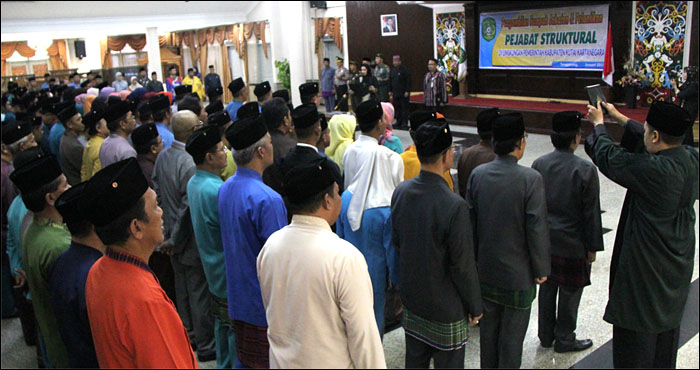 Suasana pengambilan sumpah jabatan terhadap 225 pejabat eselon III dan IV di lingkungan Pemkab Kukar, Kamis (05/01) sore