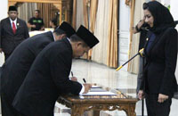 Bupati Rita Widyasari menyaksikan perwakilan pejabat eselon III dan IV menandatangani berita acara pengambilan sumpah jabatan
