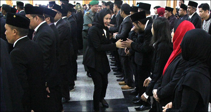 Bupati Kukar Rita Widyasari memberikan ucapan selamat kepada para pejabat eselon III dan IV yang baru dilantik