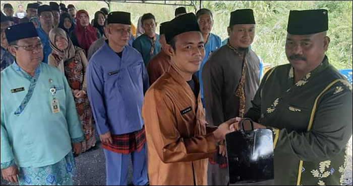 Bupati Kukar Edi Damansyah secara simbolis menyerahkan cangkul kepada perwakilan pejabat eselon IV yang dilantik