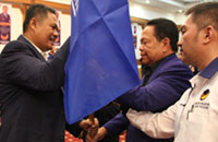 Ketua DPD Partai Nasdem Kukar H Marwan saat menerima bendera organisasi dari Ketua DPW Nasdem Kaltim H Harbiansyah Hanafiah