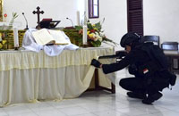 Petugas Gegana memeriksa setiap sudut ruangan gereja dari benda-benda mencurigakan