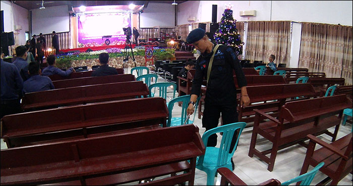 Petugas Brimob Polda Kaltim memeriksa setiap sudut gereja untuk memastikan tidak ada benda-benda berbahaya di dalam gereja yang menjadi tempat ibadah perayaan Natal