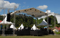 Pentas untuk konser NOAH telah disiapkan di Lapangan Pemuda, Tenggarong