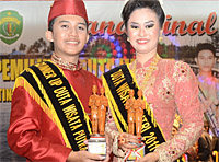 Nourial Aqsha (kiri) dan Dwie Arum Meynina (kanan) bersama Airin Susanti selaku pendamping siap tampil maksimal di ajang Pemilihan Duta Wisata Kaltim 2011 