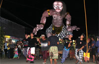 Pawai ogoh-ogoh menyambut perayaan Nyepi di Tenggarong berlangsung sederhana namun cukup meriah