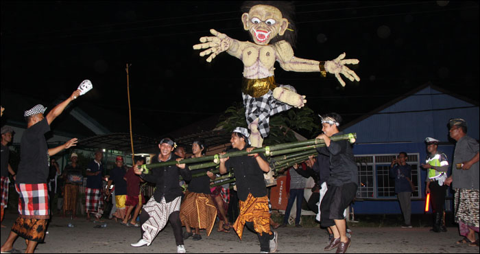 Pawai ogoh-ogoh yang digelar PHDI Kukar mendapat perhatian antusias warga Tenggarong, Jum'at (16/03) malam