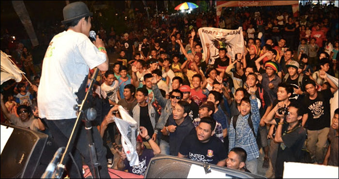 Penampilan grup reggae OTRE pada sebuah event musik di Tenggarong. OTRE kembali tampil pada Etam Dreadlock Party malam Minggu ini 