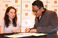 CEO Mitra Kukar Endri Erawan menandatangani kontrak kerjasama dengan OctaFX