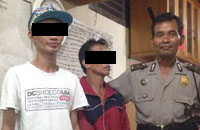 Fj dan RH diamankan petugas Polsek Tenggarong setelah terlibat jual beli HP curian