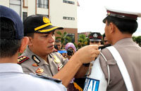 Kapolres AKBP Abdul Karim secara simbolis menyematkan pita tanda Operasi Ketupat 2014 kepada salah seorang perwakilan anggota kepolisian