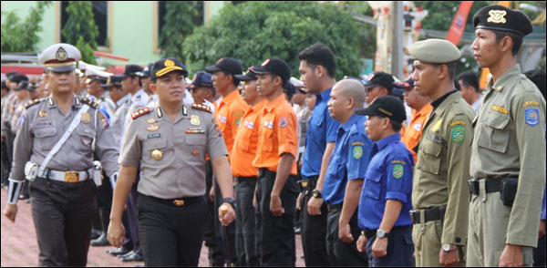 Kapolres Kukar AKBP Abdul Karim melakukan pemeriksaan pasukan yang terlibat dalam Operasi Ketupat 2014 dalam rangka mengamankan Idul Fitri 1435 H